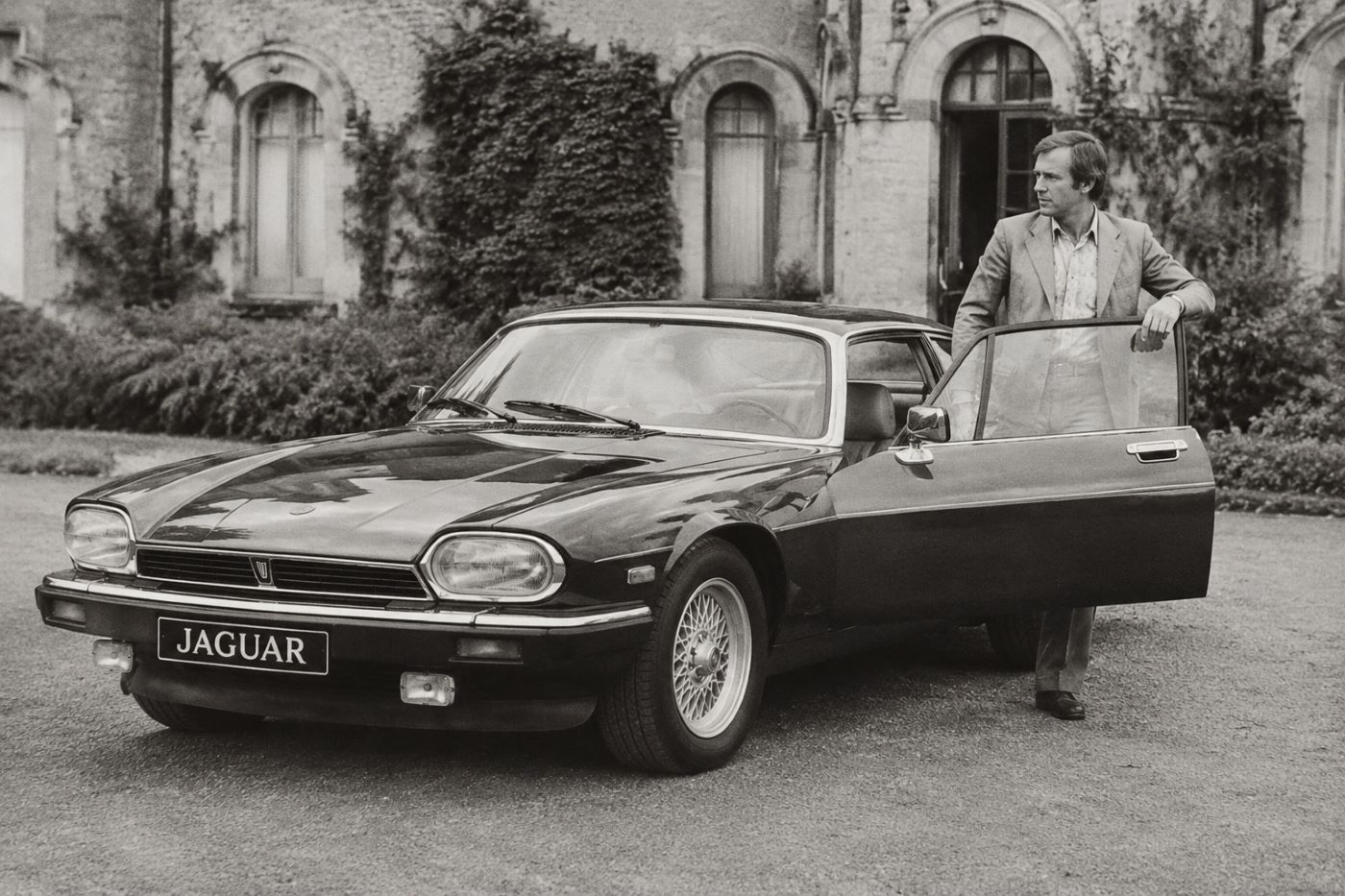 Photographie d'époque d'une Jaguar XJS dans son environnement des années 1970, illustrant son lancement et l'évolution du style Jaguar après la Type E.
