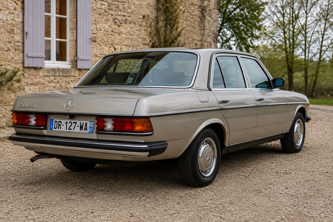 Mercedes W123 vue trois quarts arrière avec carrosserie beige et chromes d'origine