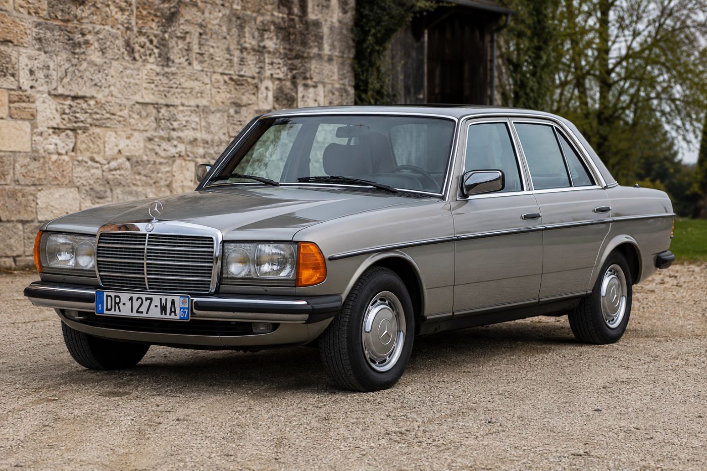 Mercedes W123 vue trois quarts avant stationnée en extérieur