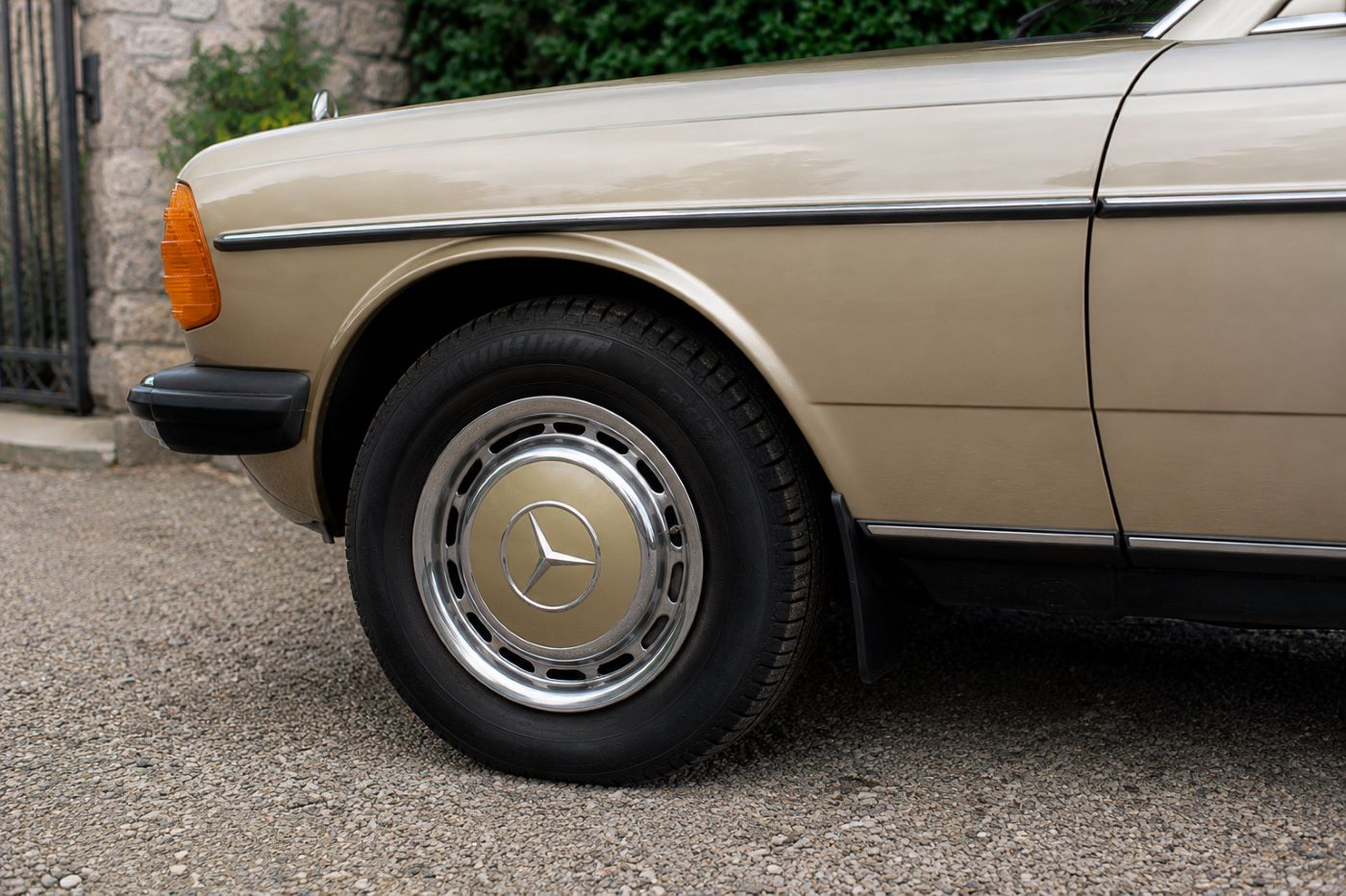 Jante d'origine avec enjoliveur Mercedes sur une Mercedes W123