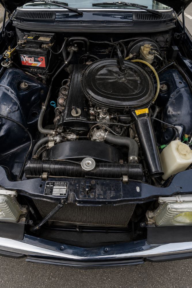 Compartiment moteur d'une Mercedes W123 essence six cylindres