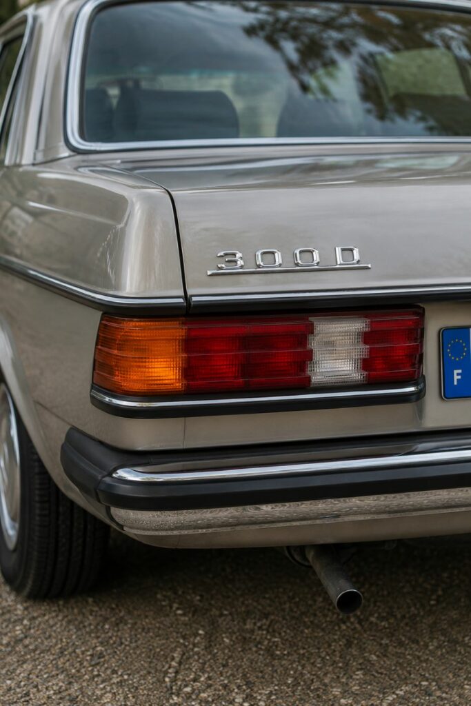 Gros plan du feu arrière droit d'une Mercedes W123