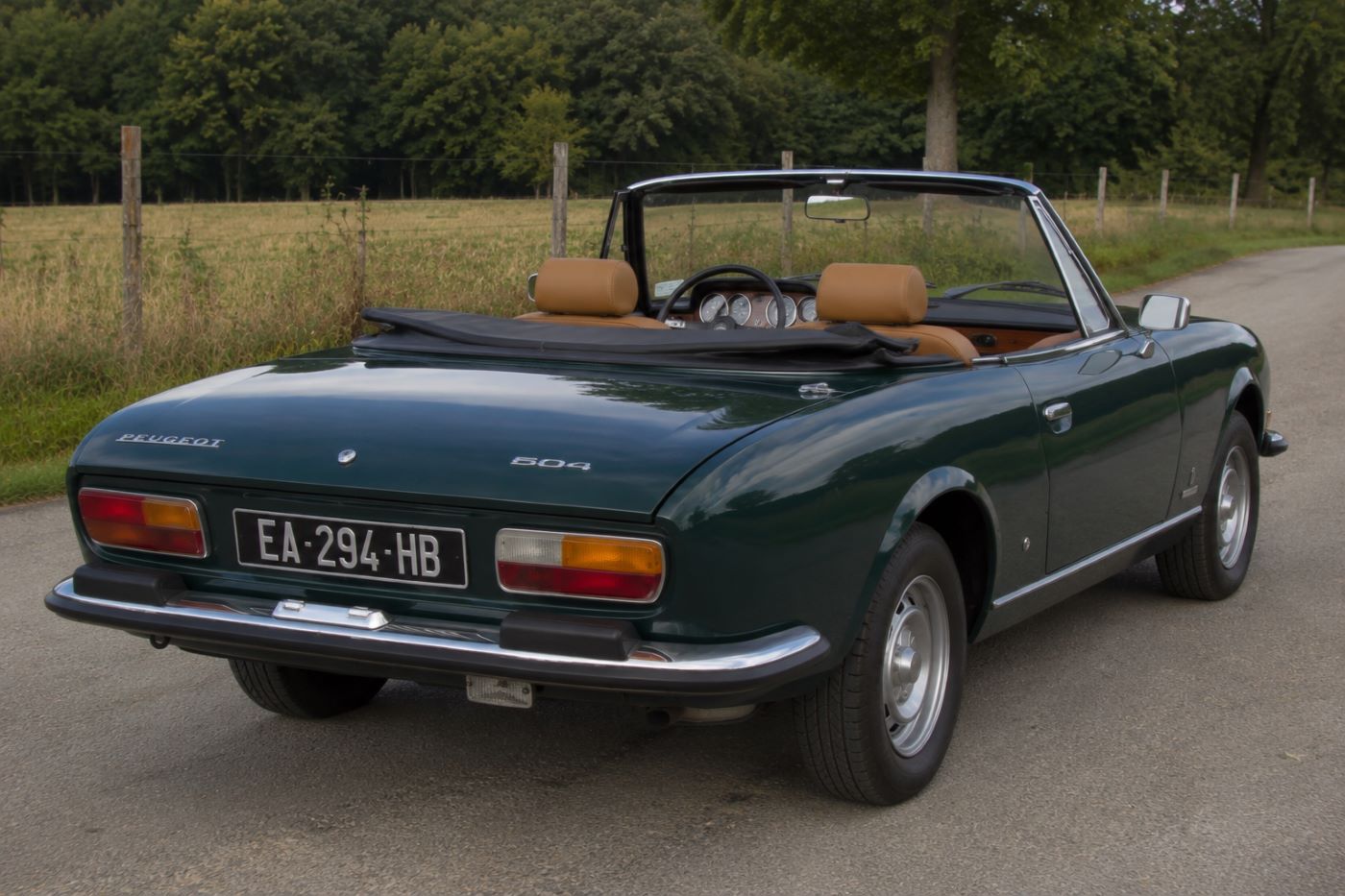 Peugeot 504 Cabriolet vue trois quarts arrière mettant en valeur sa silhouette Pininfarina