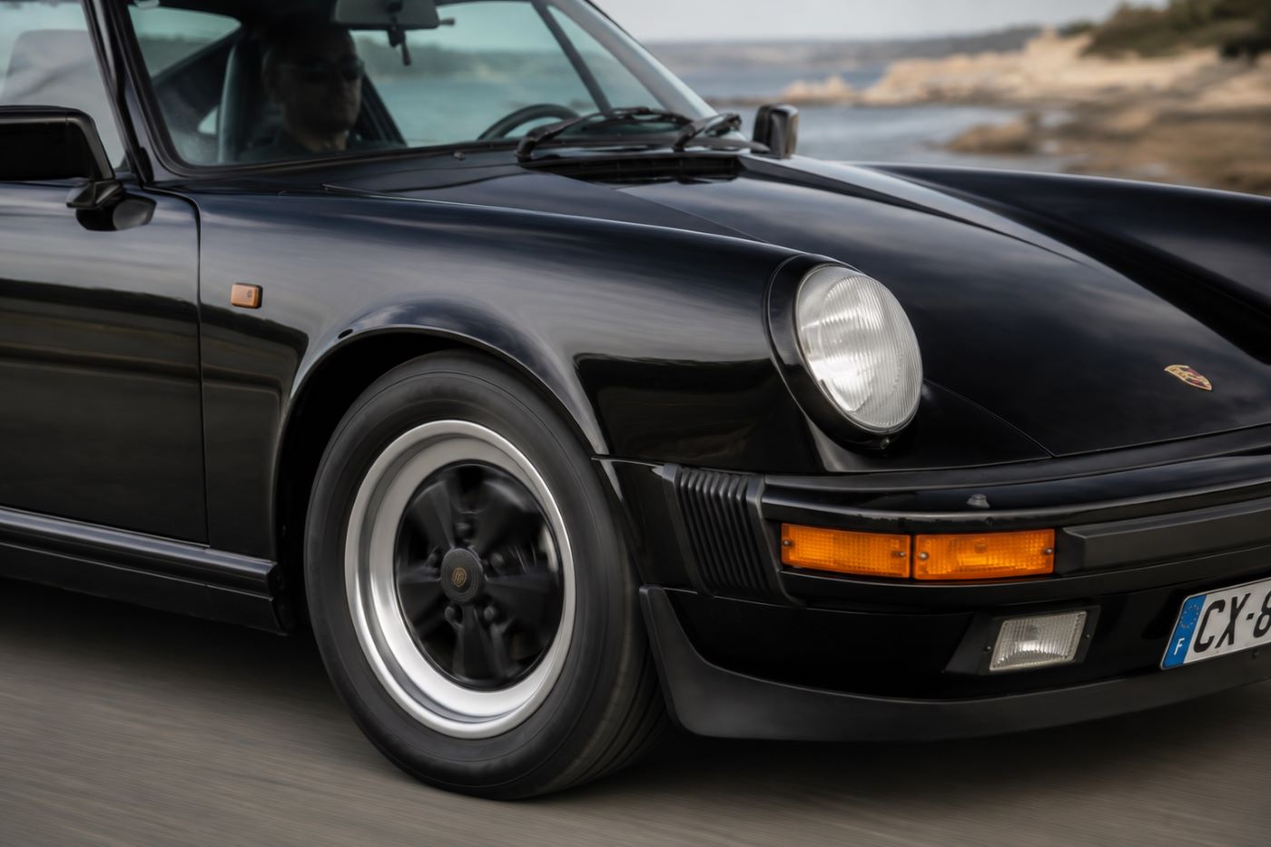 Aile avant droite et phare d'une Porsche 911 G