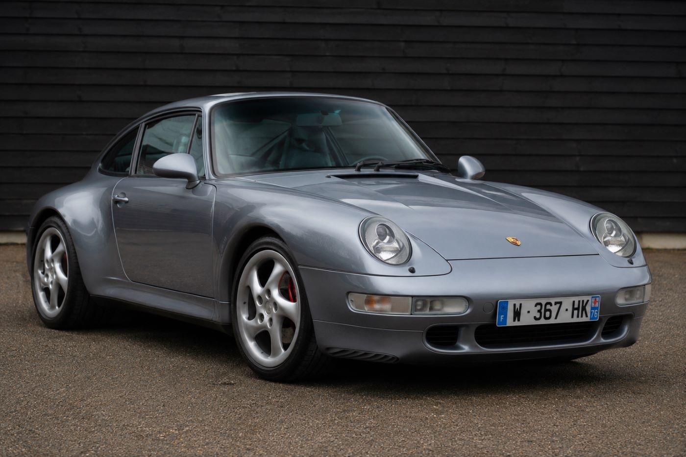 Porsche 911 Type 993 grise vue de trois quarts avant