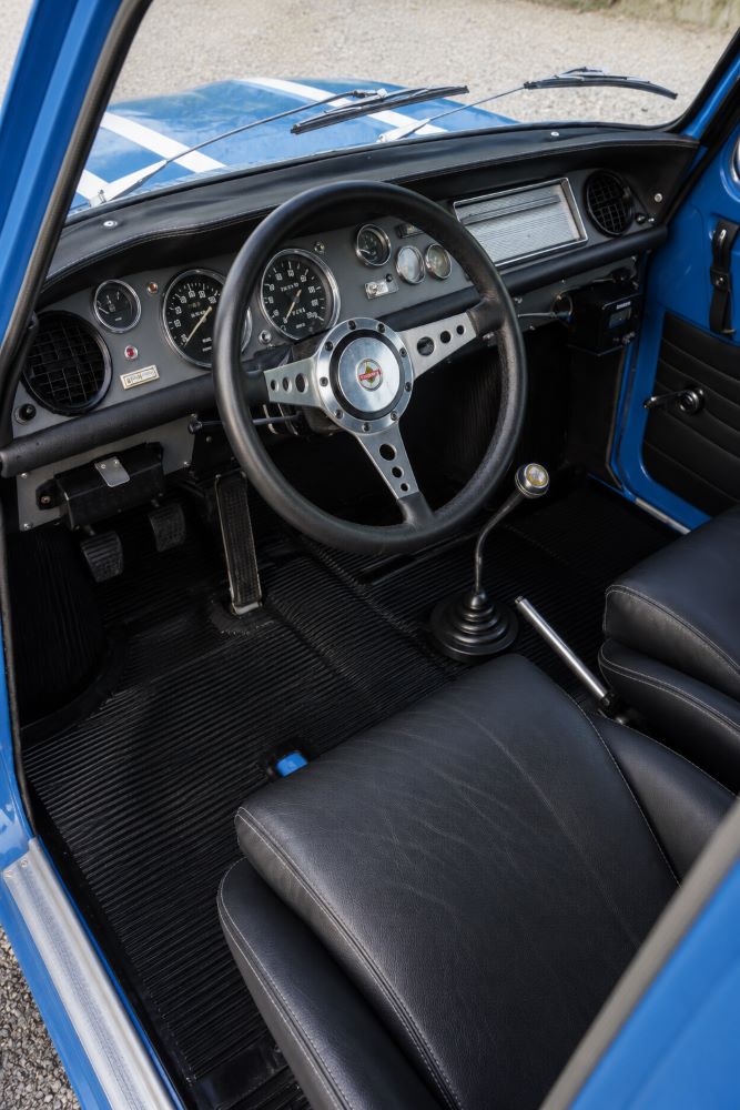 Habitacle d'origine de Renault 8 Gordini avec tableau de bord, instrumentation Jaeger et volant spécifique.