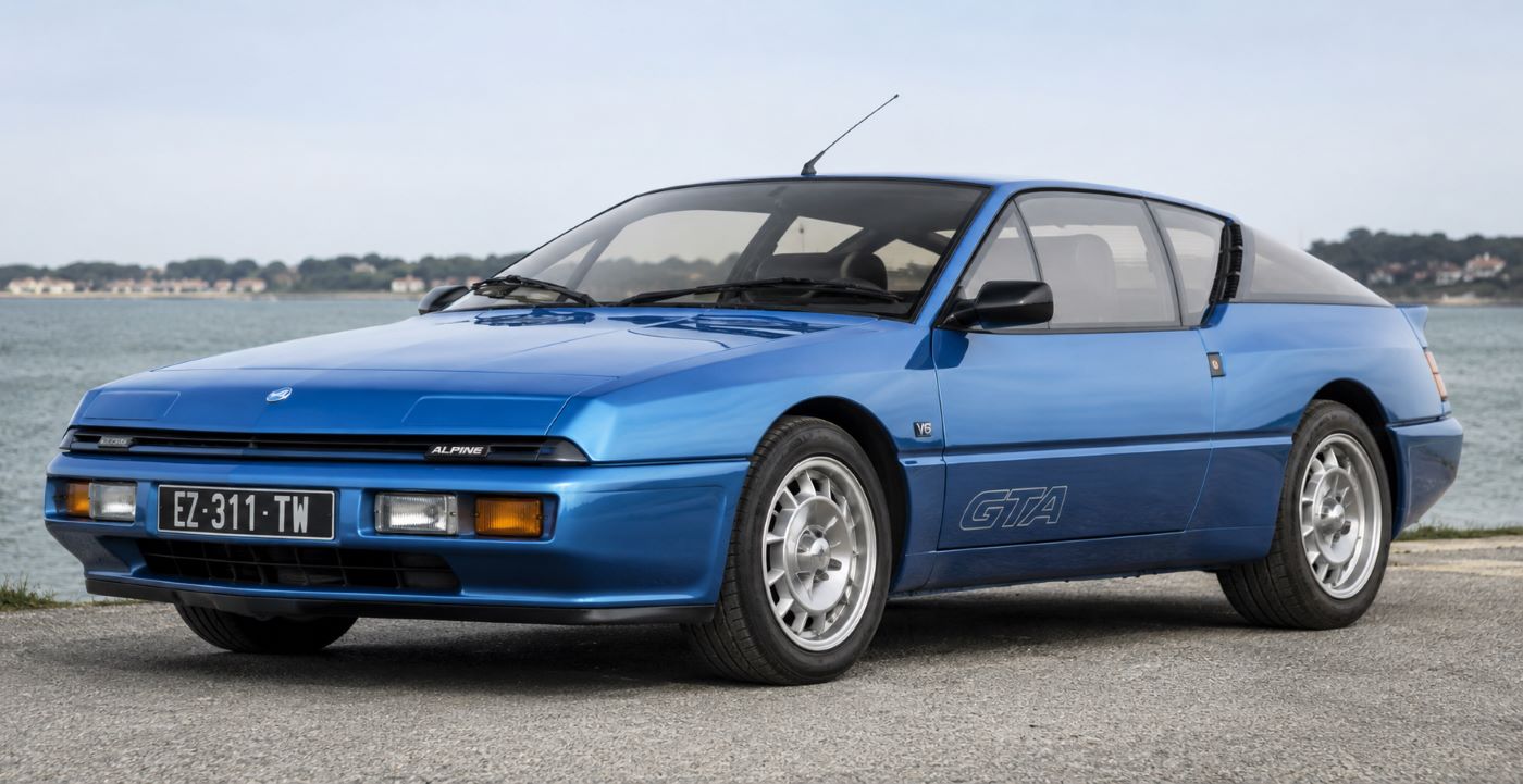 Renault Alpine GTA vue de trois quarts avant, sportive française des années 1980 équipée d’un moteur V6 PRV arrière.