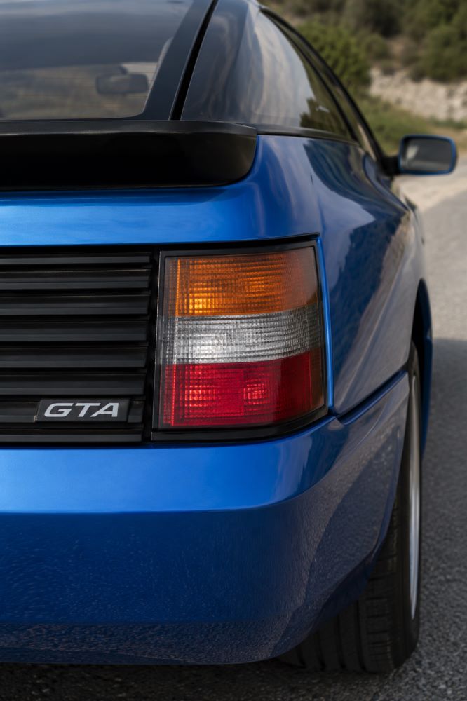 Détail du feu arrière droit d’une Renault Alpine GTA, intégré au bandeau caractéristique de la poupe du modèle.
