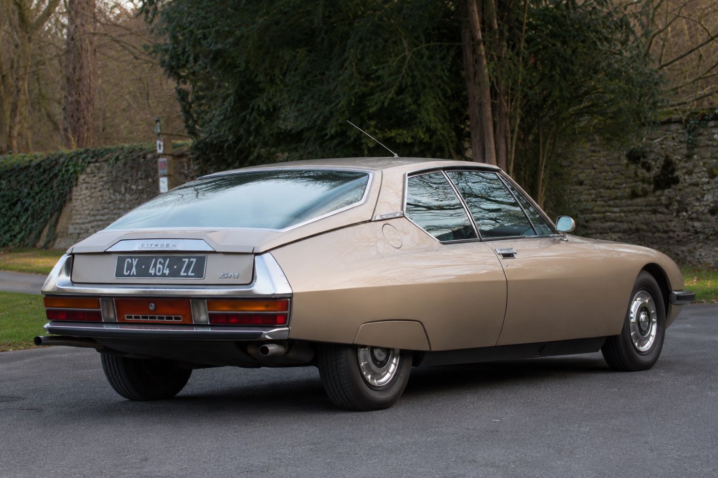 Citroën SM vue de trois quarts arrière mettant en valeur sa ligne fastback