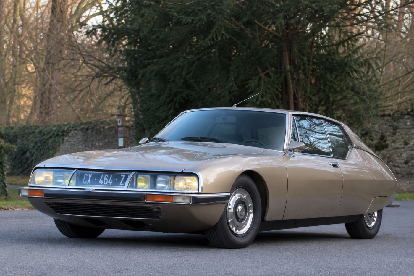 Citroën SM vue de trois quarts avant en extérieur