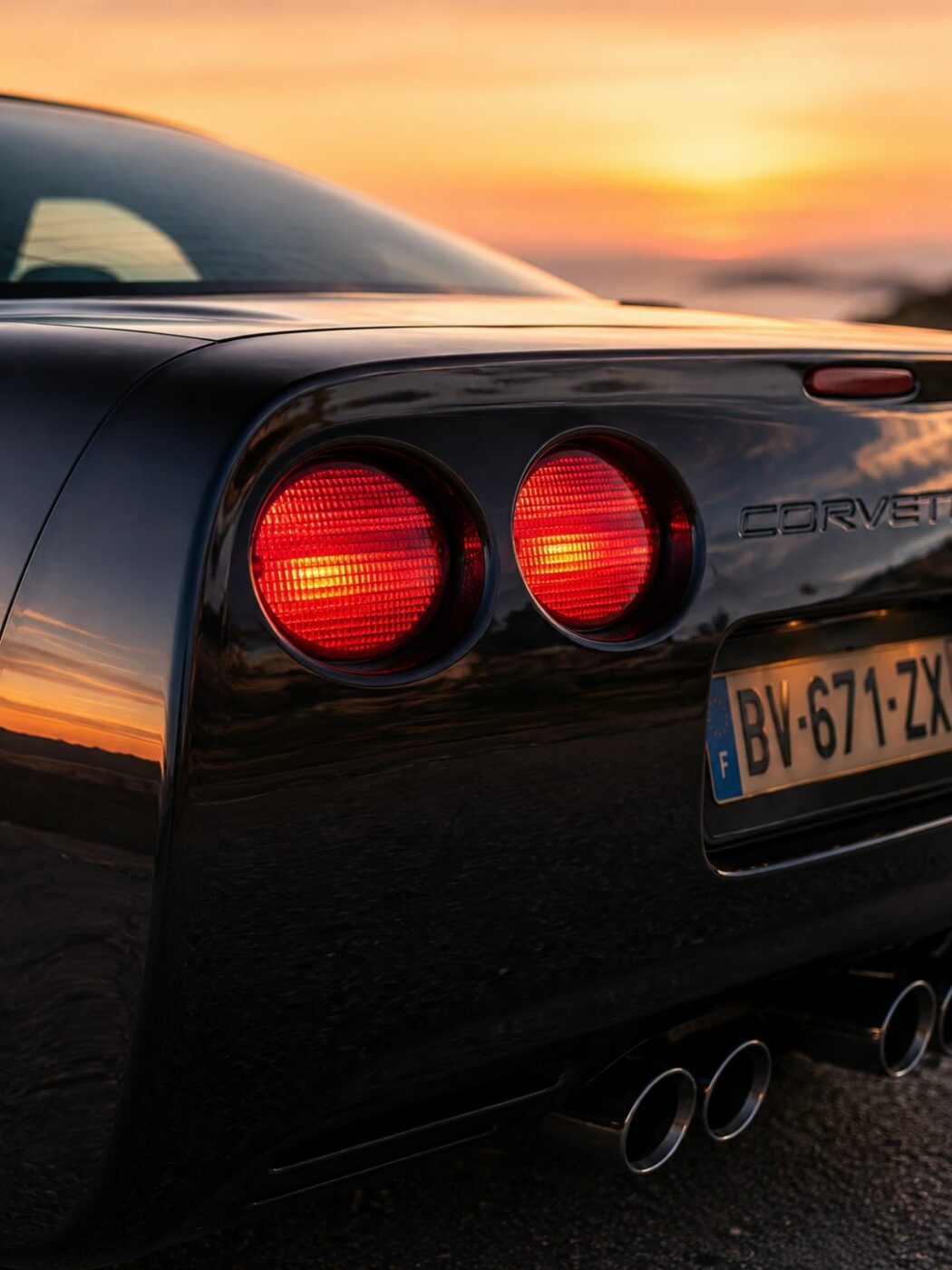 Gros plan sur le feu arrière rond emblématique d'une Chevrolet Corvette C5 1997.