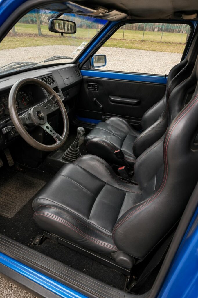 Habitacle d'origine d'une Renault 5 Alpine Turbo avec sièges spécifiques Alpine, volant sport à trois branches, tableau de bord typique des années 1980 et instrumentation complète orientée vers le conducteur.