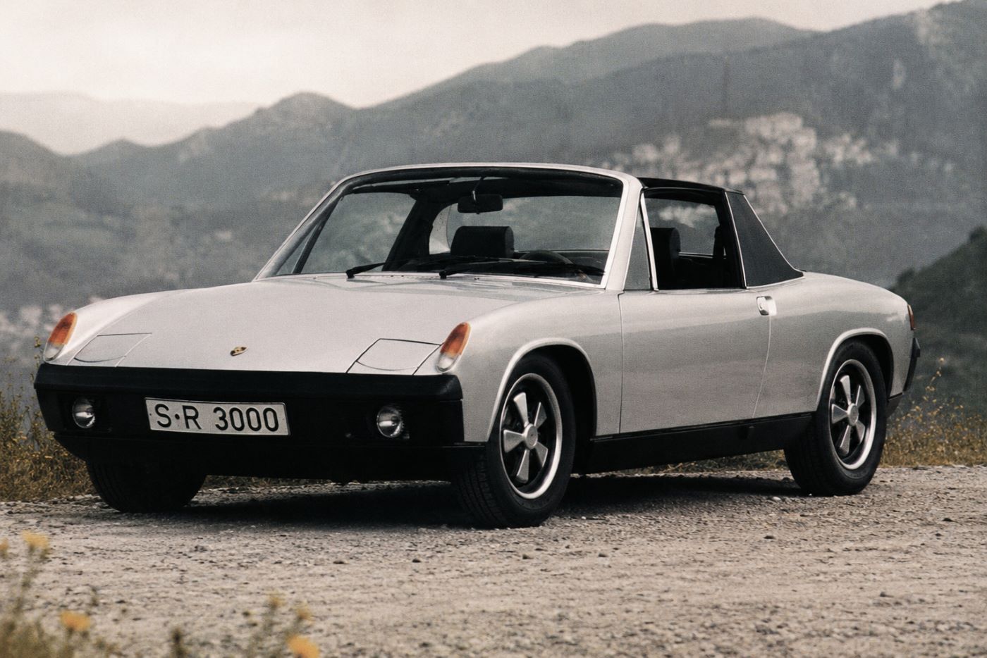 Porsche 914 d'époque lors de son lancement, illustrant le partenariat entre Porsche et Volkswagen et l'architecture à moteur central.