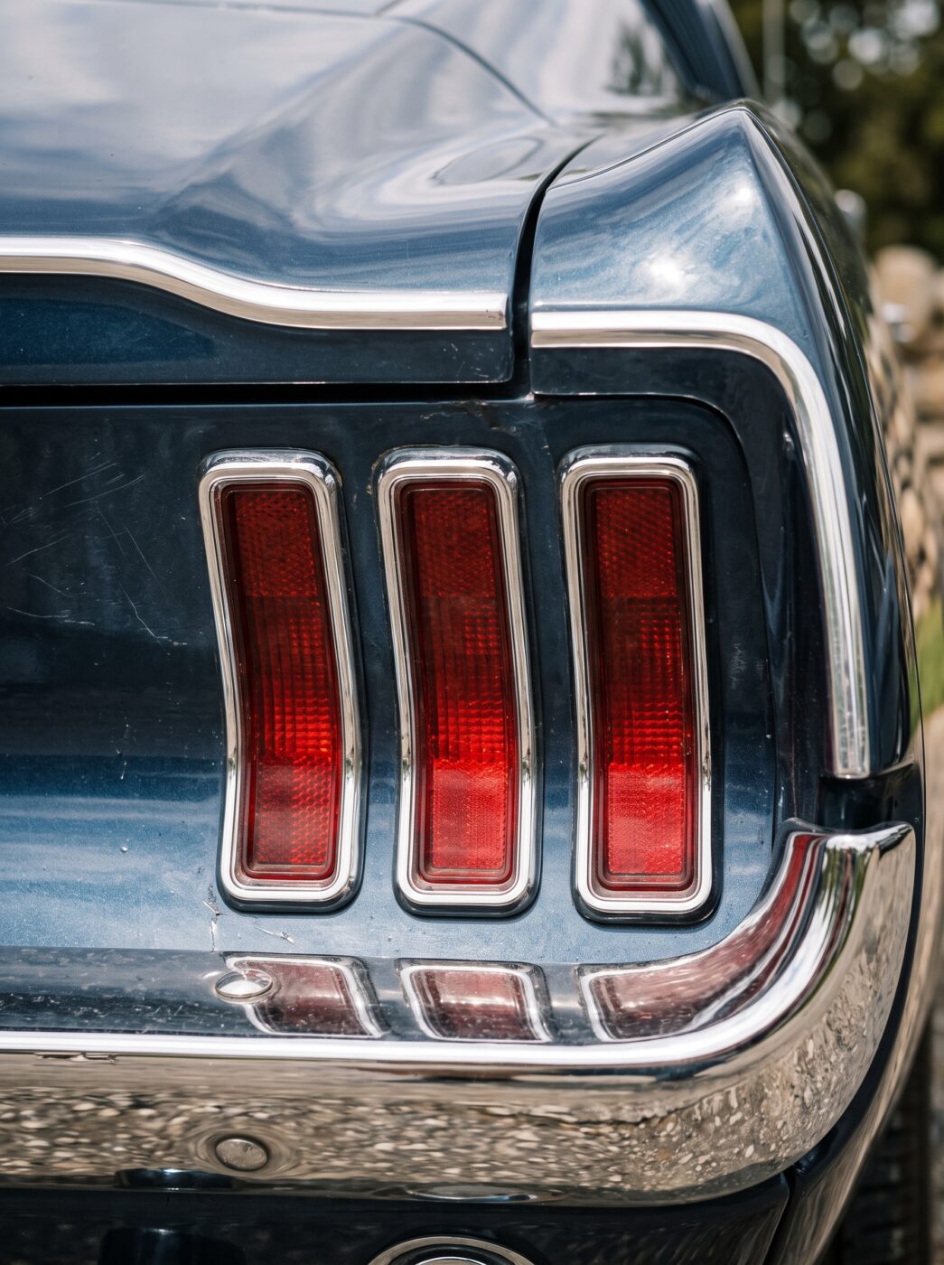  Gros plan sur le feu arrière caractéristique d'une Ford Mustang Fastback.