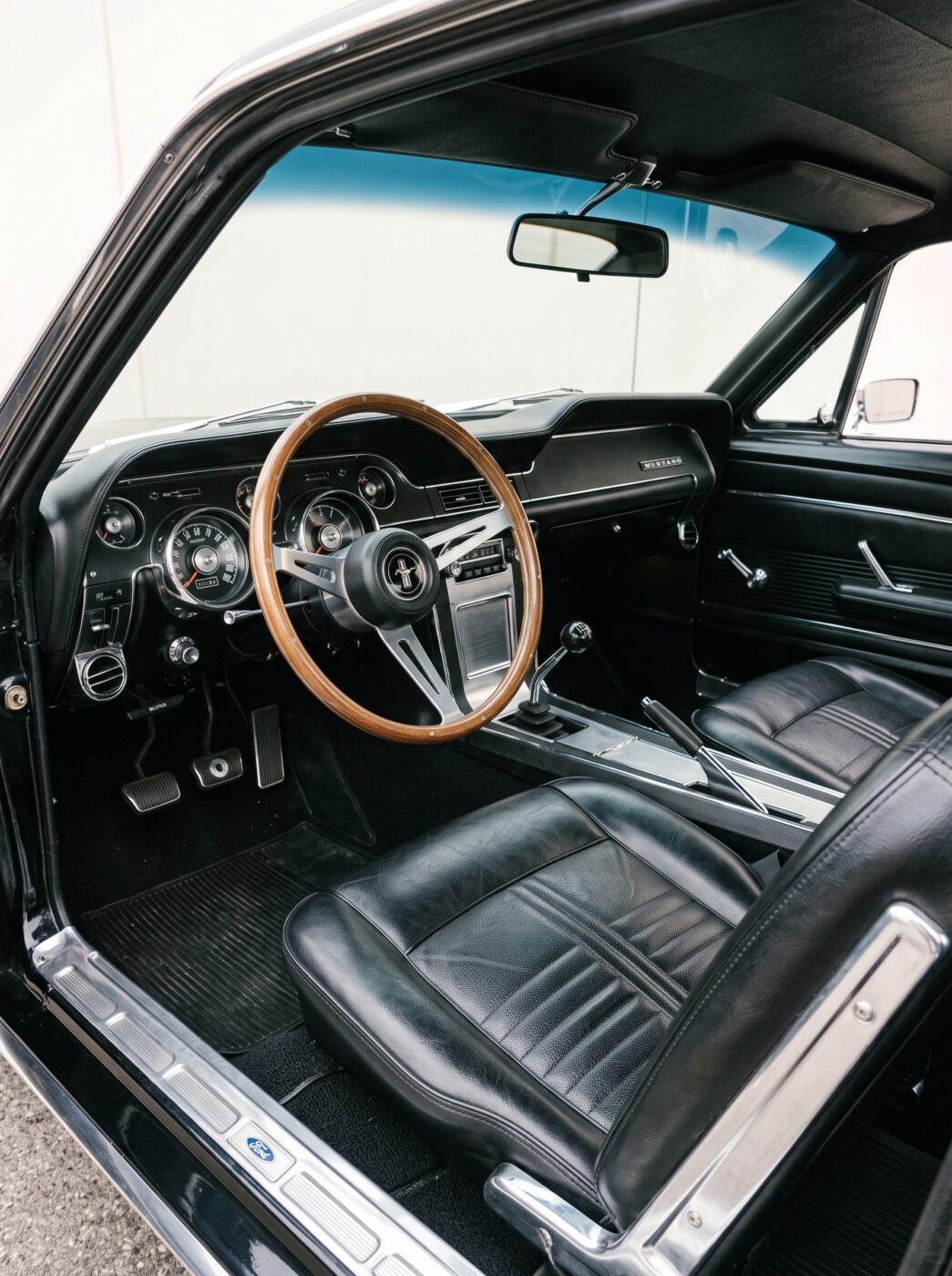  Intérieur cuir noir et tableau de bord d'une Ford Mustang Fastback de 1967.