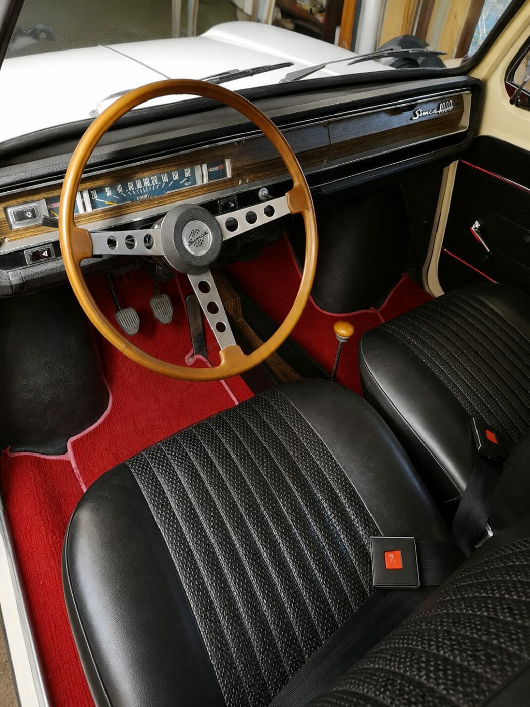  Intérieur sportif d'une Simca 1000 Rallye avec sièges baquets et tableau de bord typique des années 70.