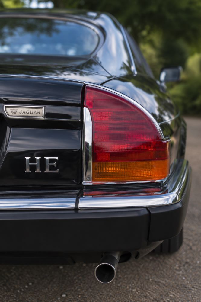 Détail du feu arrière droit d'une Jaguar XJS, soulignant le design caractéristique de la poupe et les éléments stylistiques emblématiques du modèle.
