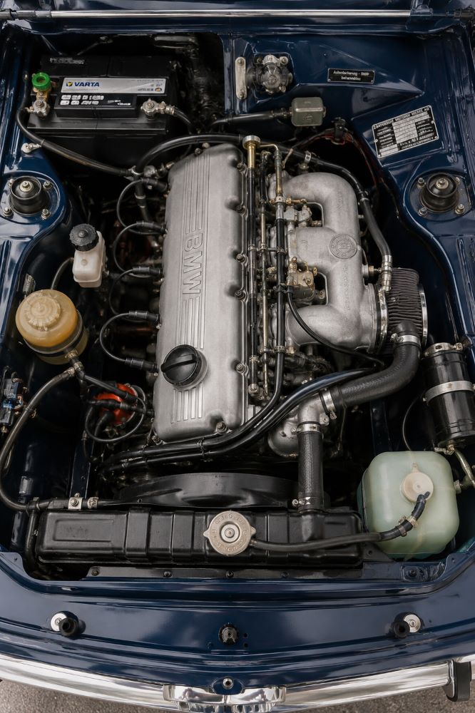 Moteur BMW M10 équipant une BMW 2002, célèbre pour sa robustesse et son potentiel sportif.