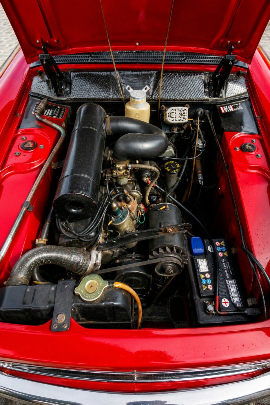 Détail du compartiment moteur propre et restauré d'un cabriolet Peugeot 404 des années 60.