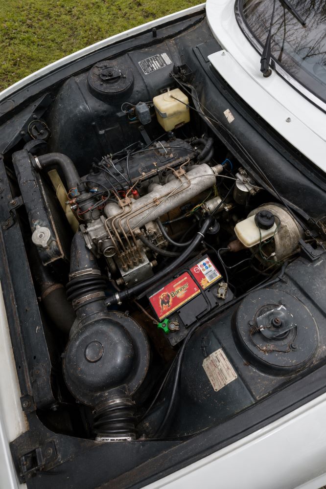 Compartiment moteur d'une Peugeot 504 Cabriolet avec moteur à injection