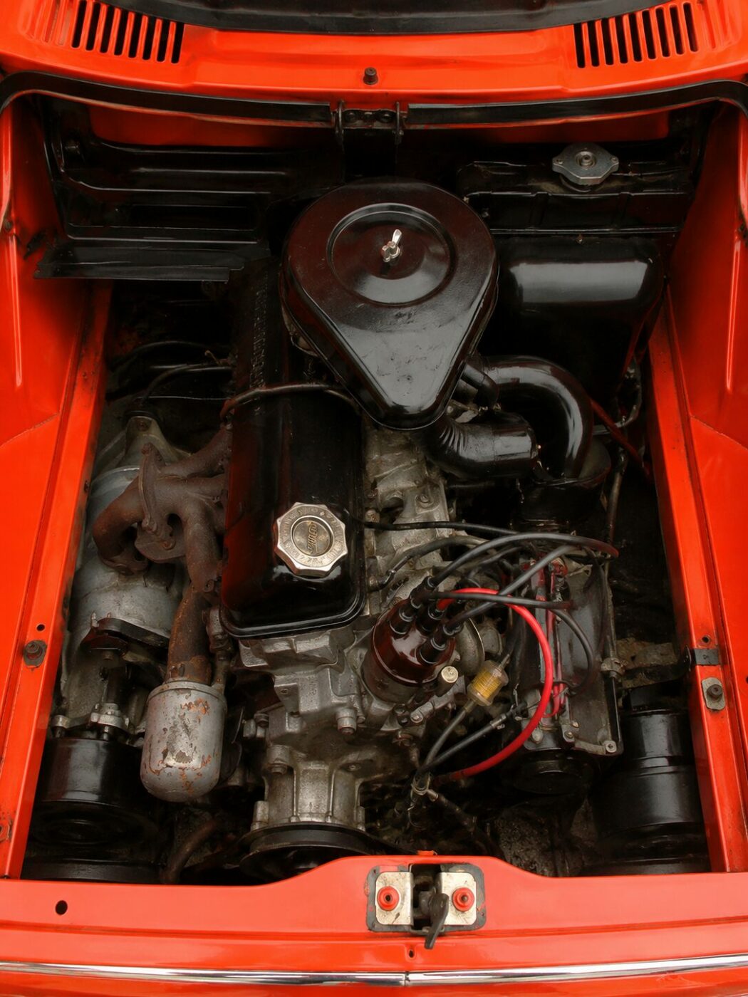  Détail du compartiment moteur d'une Simca 1000 Rallye classique montrant les composants mécaniques d'origine.