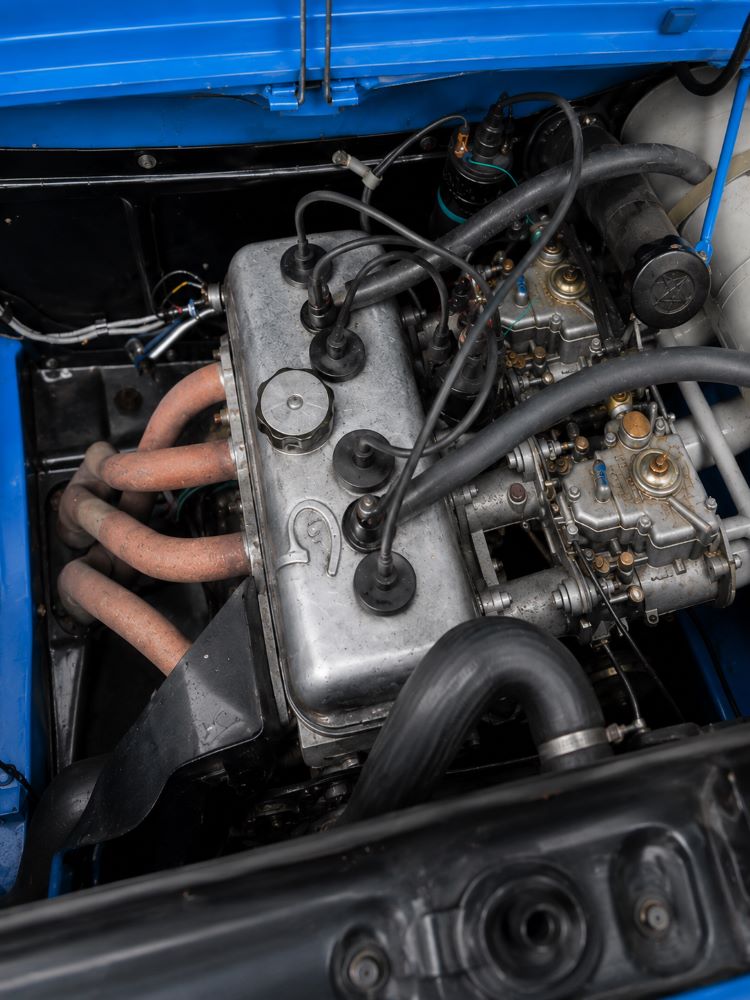 Moteur Cléon-Gordini de la Renault 8 Gordini avec ses deux carburateurs Weber et ses principaux éléments mécaniques.