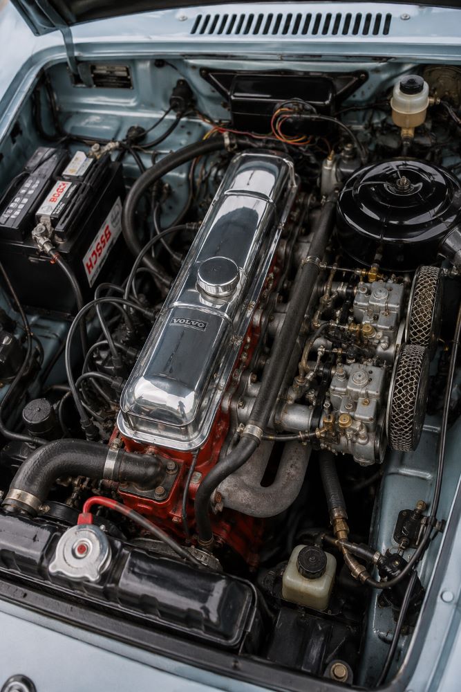 Moteur Volvo B18 d'origine équipant une Volvo P1800, reconnu pour sa robustesse et sa fiabilité.