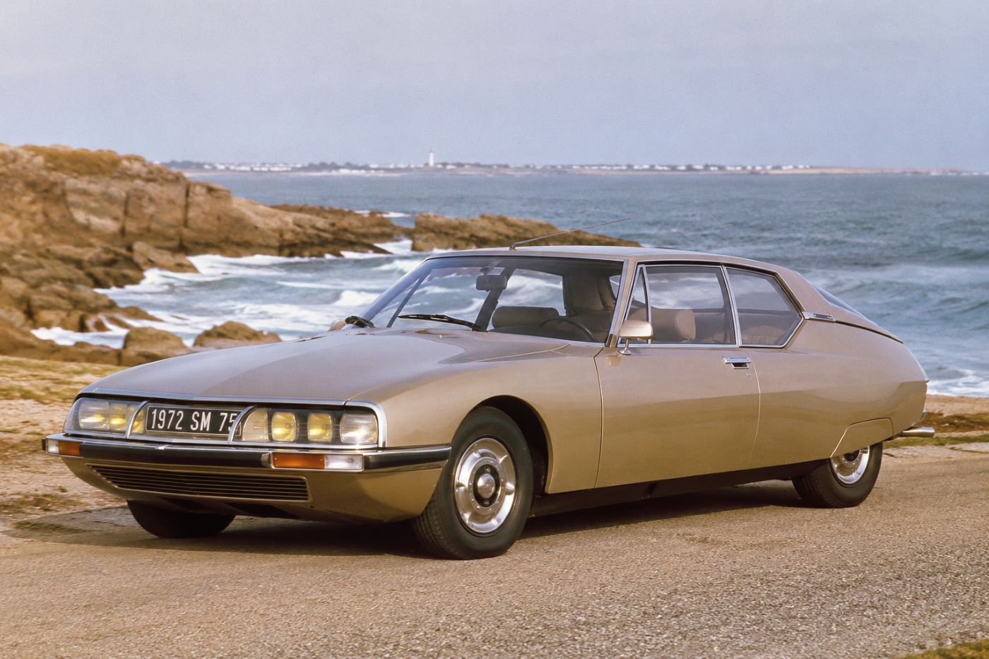 Citroën SM illustrant l'histoire du modèle