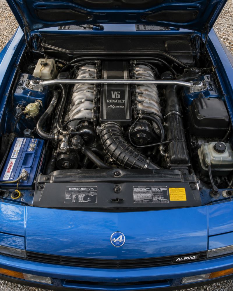 Compartiment moteur d’une Renault Alpine GTA équipé du V6 PRV, proposé en version atmosphérique ou Turbo selon les modèles.
