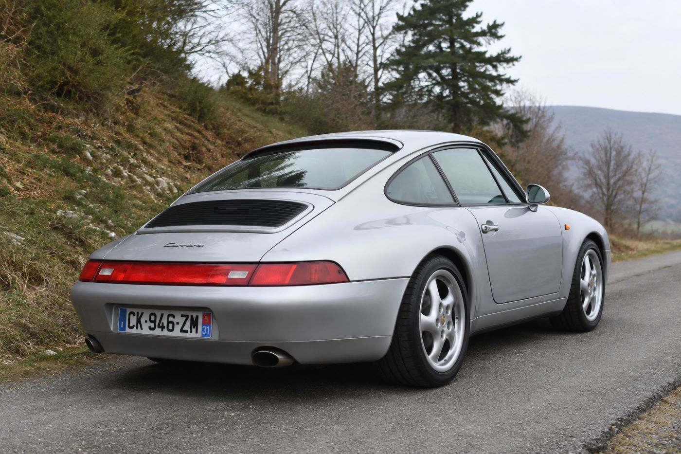Porsche 911 Type 993 grise vue de trois quarts arrière