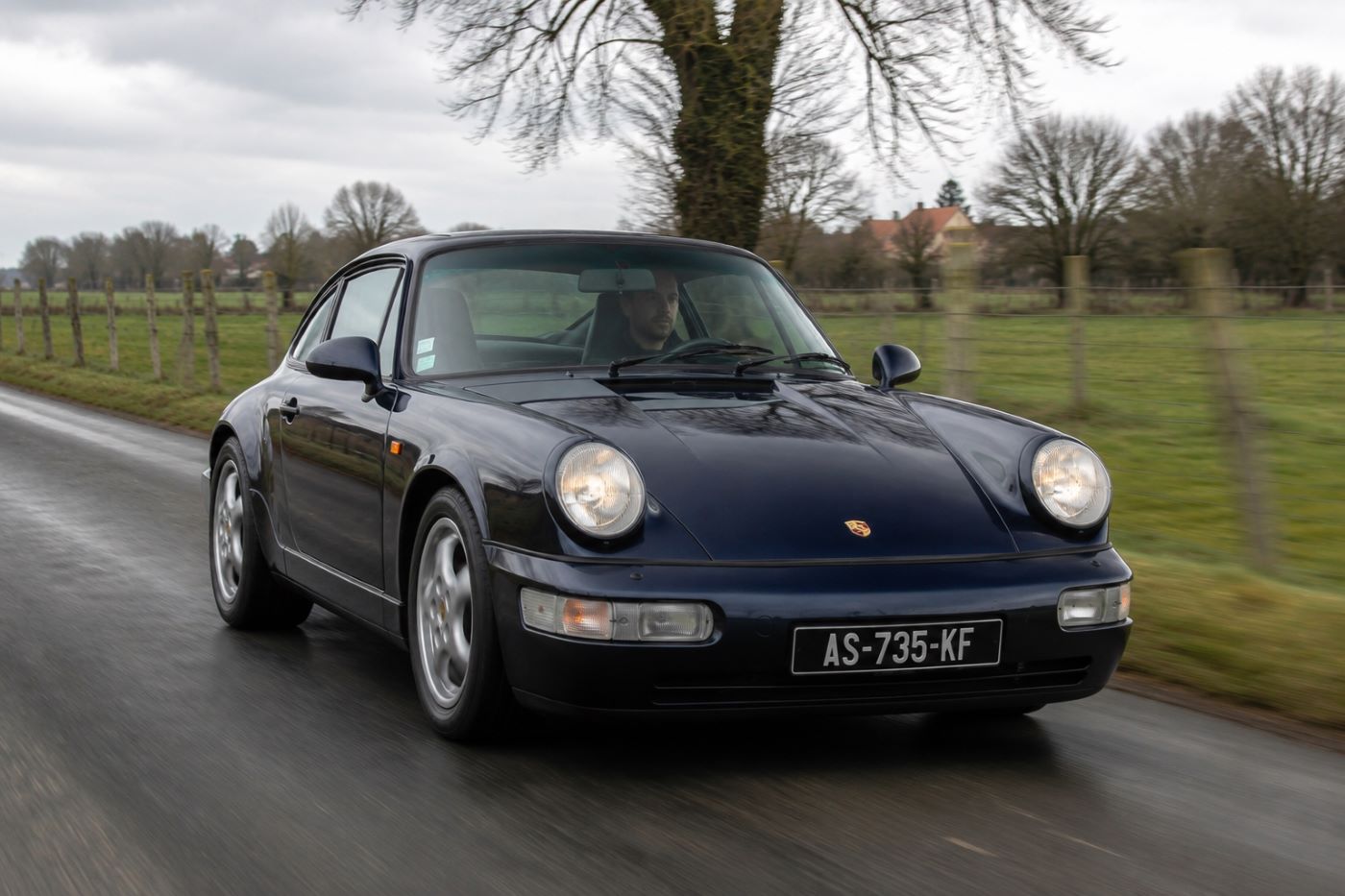 Essai routier : Porsche 911 (964) en essai routier mettant en valeur son comportement dynamique et son flat-six atmosphérique.