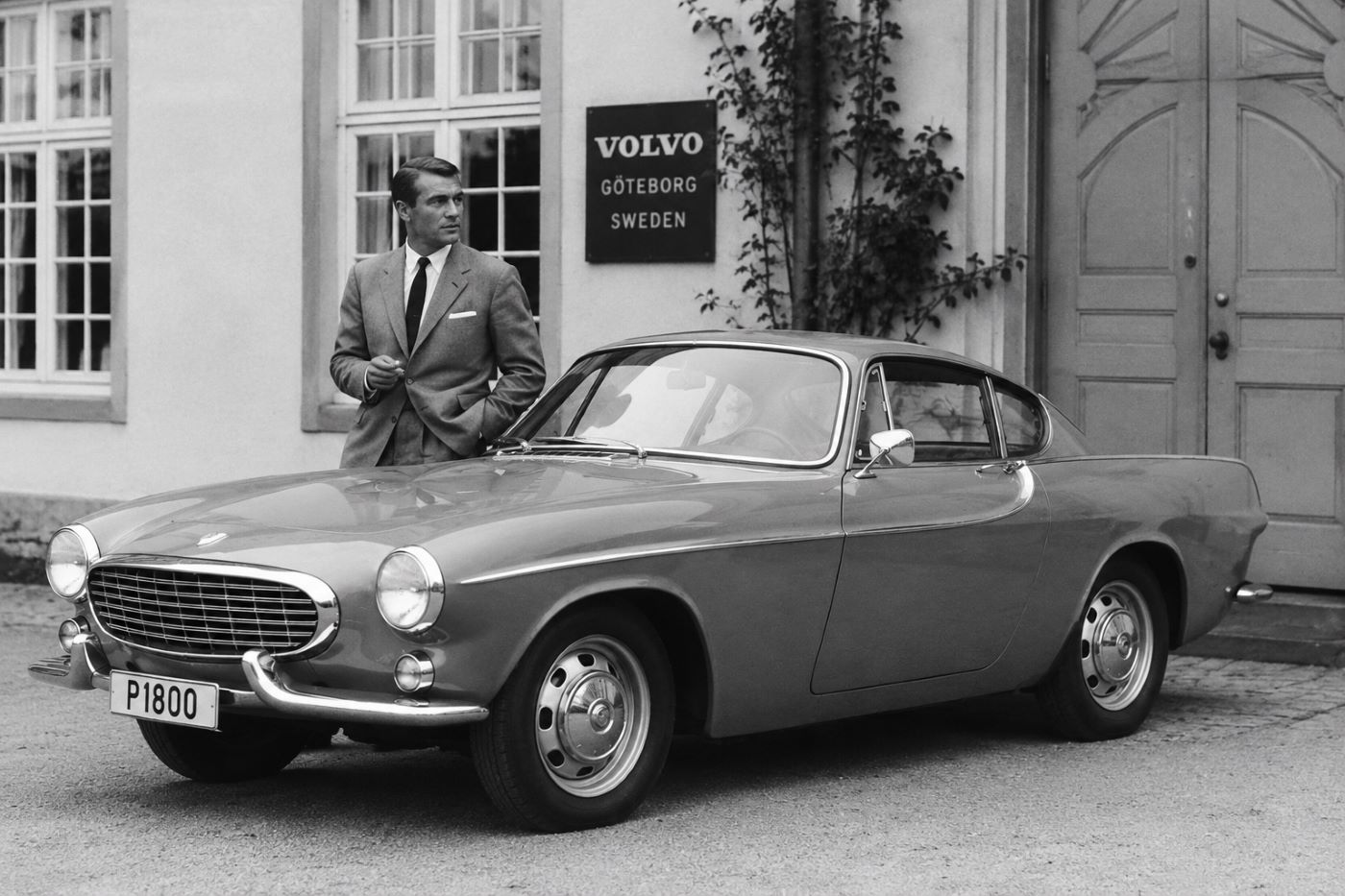 Photographie d'époque en noir et blanc présentant une Volvo P1800 lors de son lancement dans les années 1960.