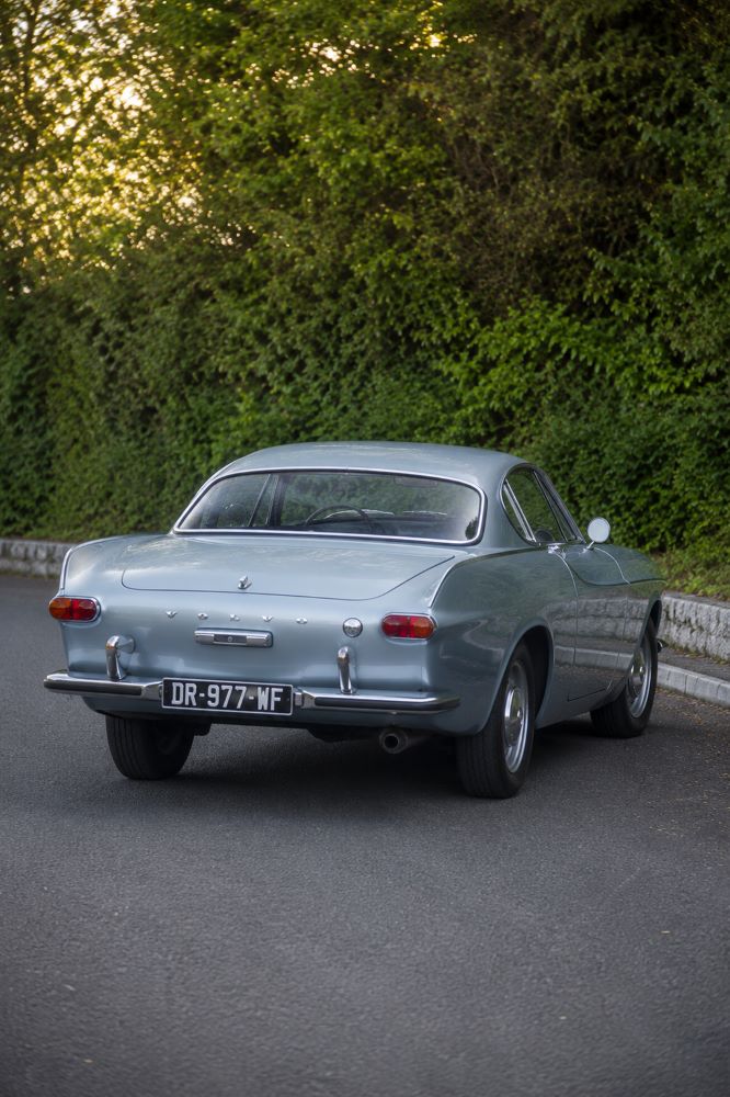 Vue rapprochée de l'arrière droit d'une Volvo P1800 mettant en valeur les feux et les chromes.