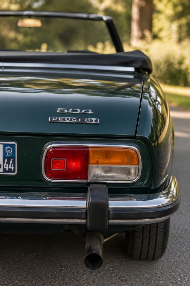 Gros plan sur le feu arrière droit d'une Peugeot 504 Cabriolet