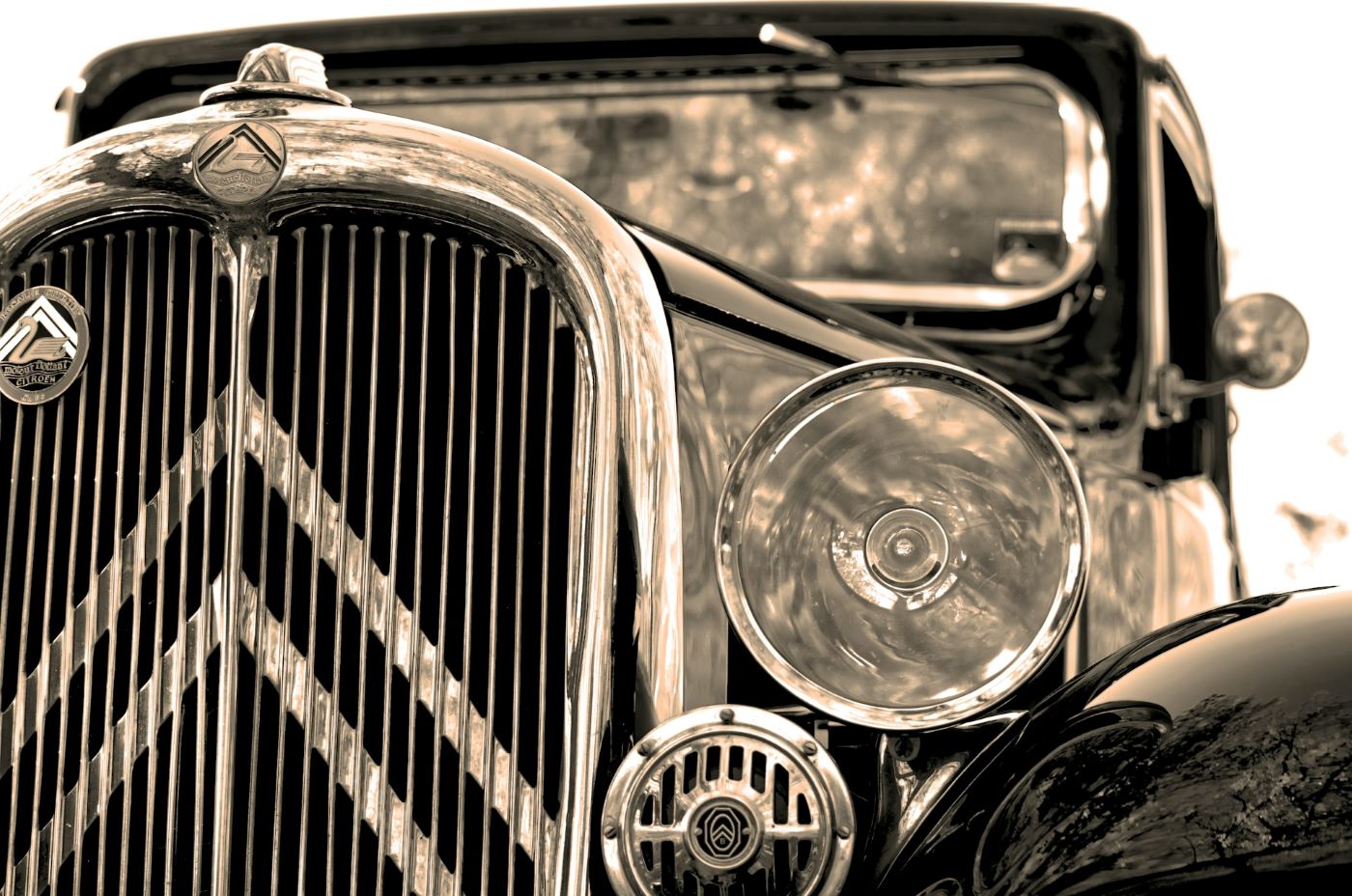 La Citroën Traction Avant a révolutionné l'automobile française dès 1934 grâce à sa traction avant, sa caisse autoporteuse et son avance technologique.