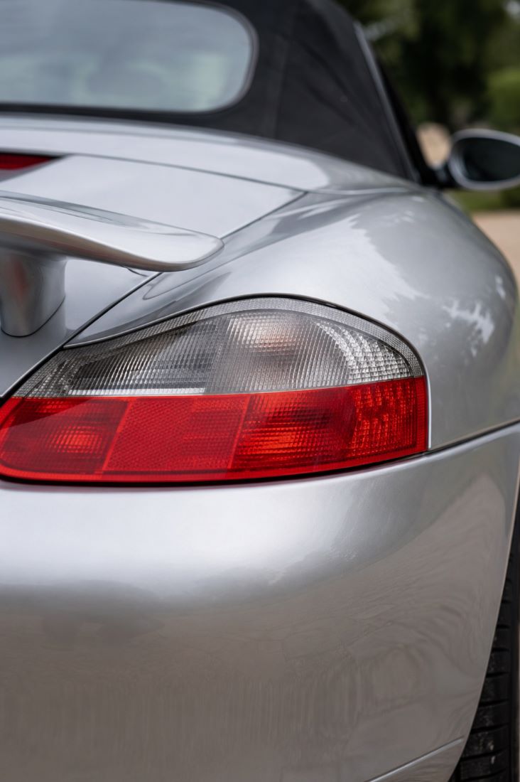 Gros plan sur le bloc optique arrière d'une Porsche Boxster 986.