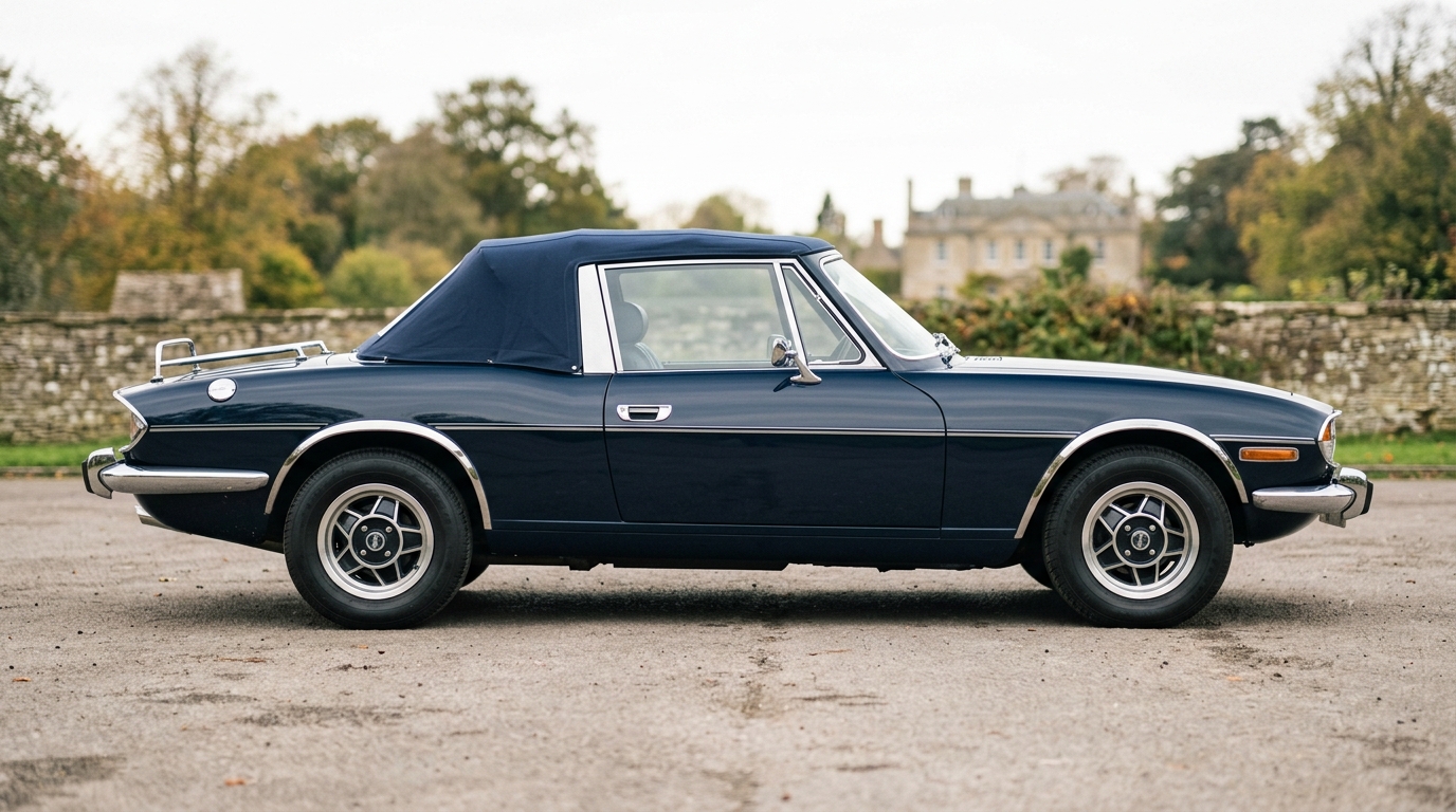 Profil latéral d'une Triumph Stag bleu nuit, soulignant son design iconique des années 70.