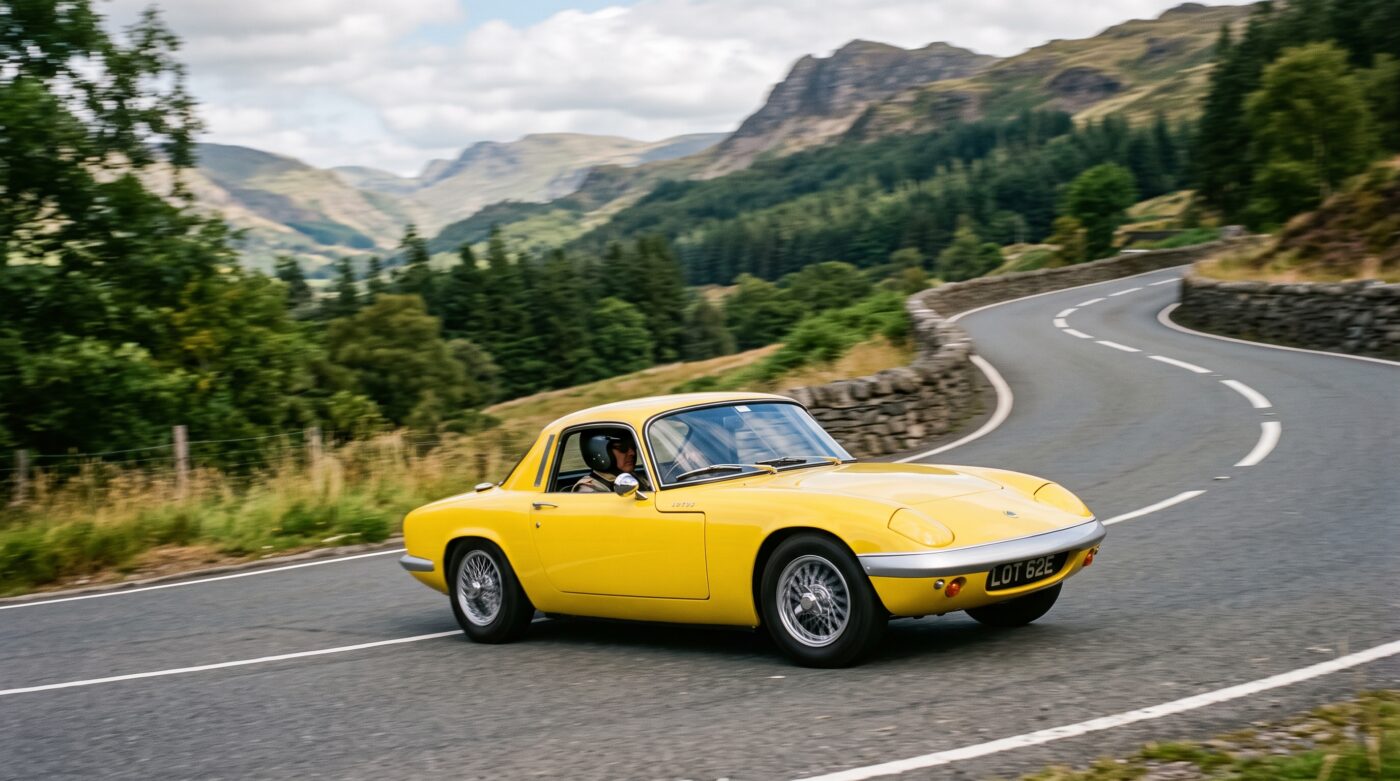 Lotus Elan jaune : en conduite Lotus Elan jaune en plein essai routier sur une route de campagne, illustrant le dynamisme du modèle classique.