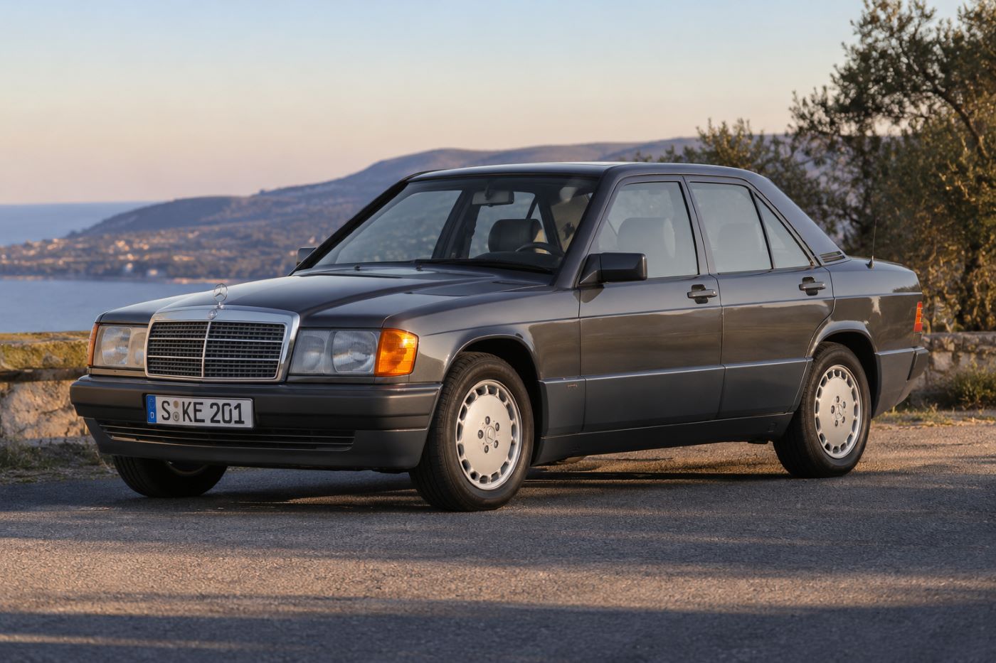 Mercedes 190E W201 vue de trois quarts avant