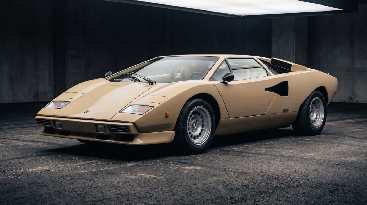 Lamborghini Countach beige de 1974 vue de trois quarts avant stationnée sur un sol plat.