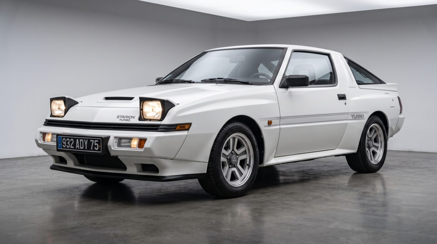 Mitsubishi Starion 1982 blanche vue de trois quarts avant, mettant en valeur son design angulaire emblématique et ses phares escamotables.