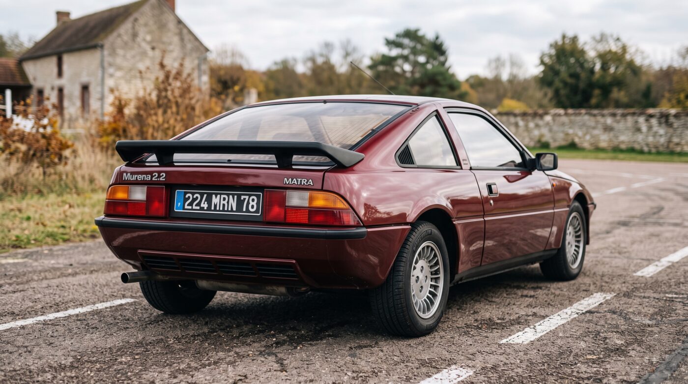 Vue arrière de la Matra Murena bordeaux millésime 1980, mettant en avant le design caractéristique de son coffre.