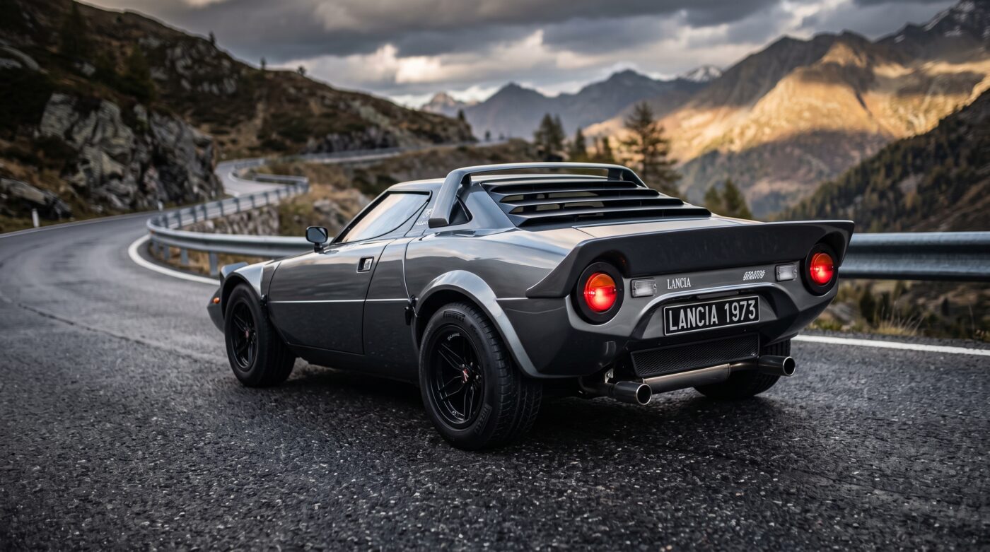 Lancia Stratos 1973 gris : vue trois quarts arrière Lancia Stratos 1973 gris vue de trois quarts arrière, soulignant les courbes sportives et les optiques caractéristiques.