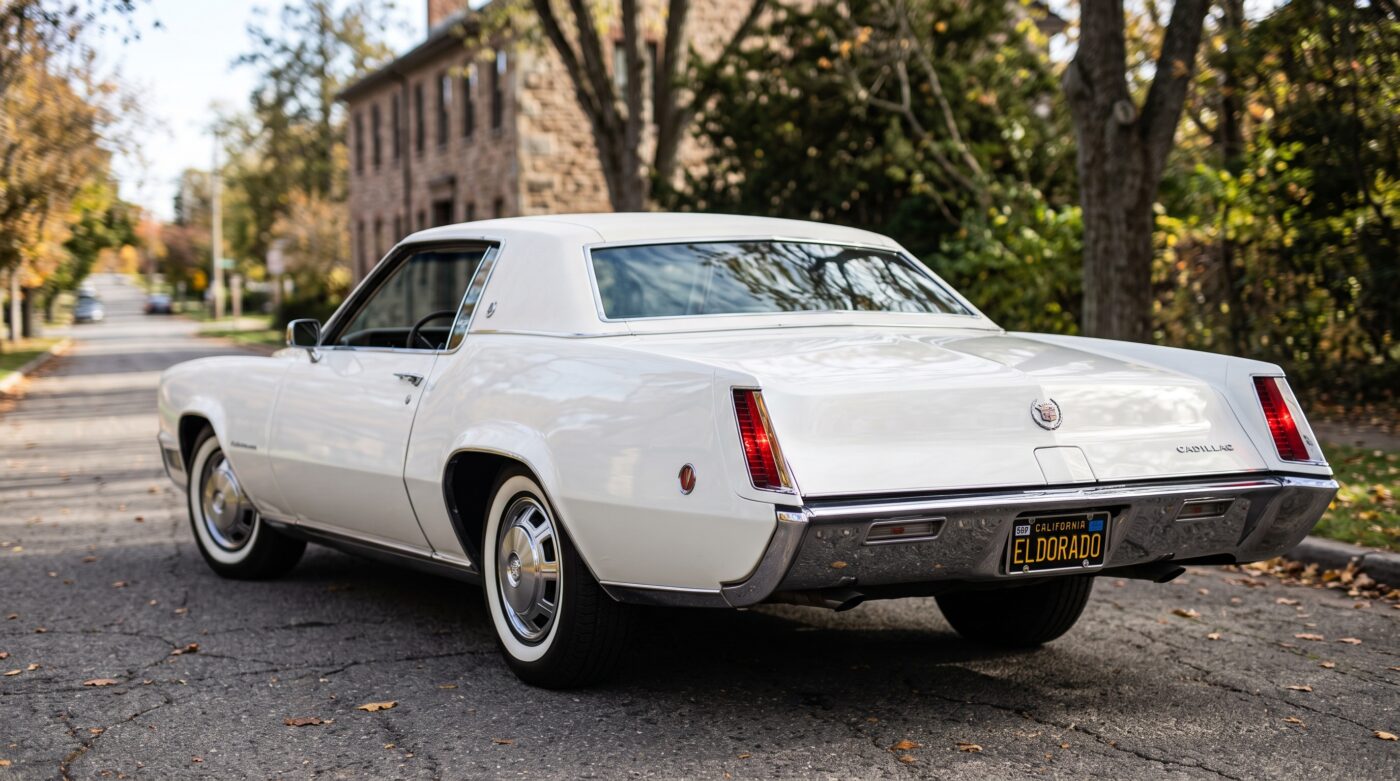 La Cadillac Eldorado 1967 blanche vue de trois quarts arrière, soulignant ses feux arrière distinctifs et sa ligne.
