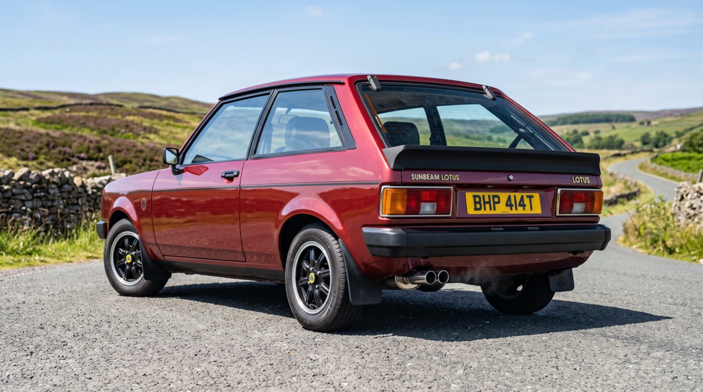Talbot Sunbeam Lotus 1979 - Vue arrière La Talbot Sunbeam Lotus 1979 bordeaux vue de trois quarts arrière soulignant son aileron et ses feux.